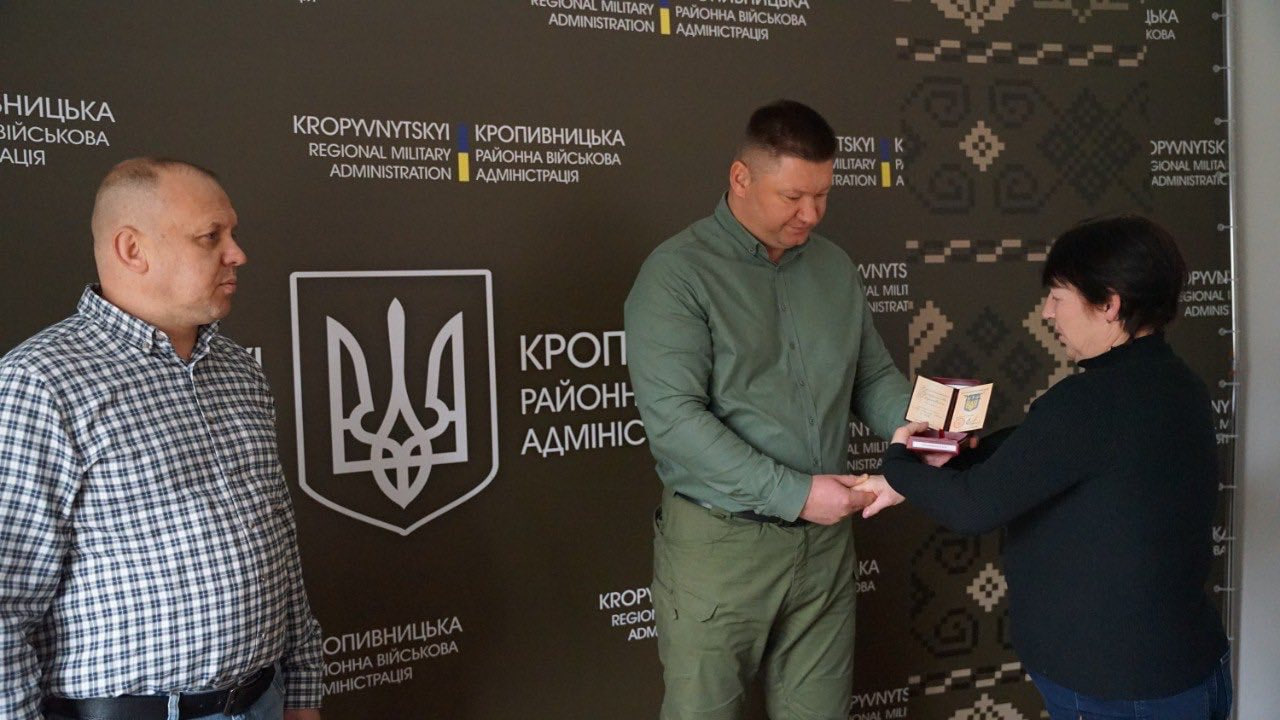 Орден загиблого військового вручили рідним у Кропивницькому
