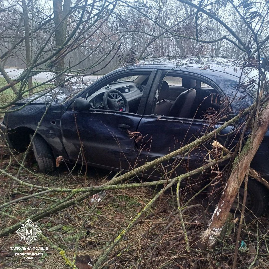 Від зіткнення з мікроавтобусом Lanos вилетів у кювет біля Кропивницького