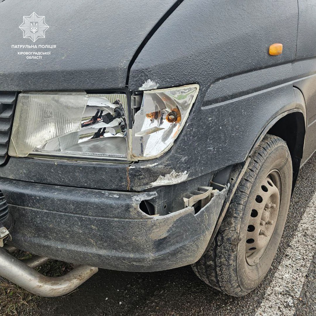 Від зіткнення з мікроавтобусом Lanos вилетів у кювет біля Кропивницького