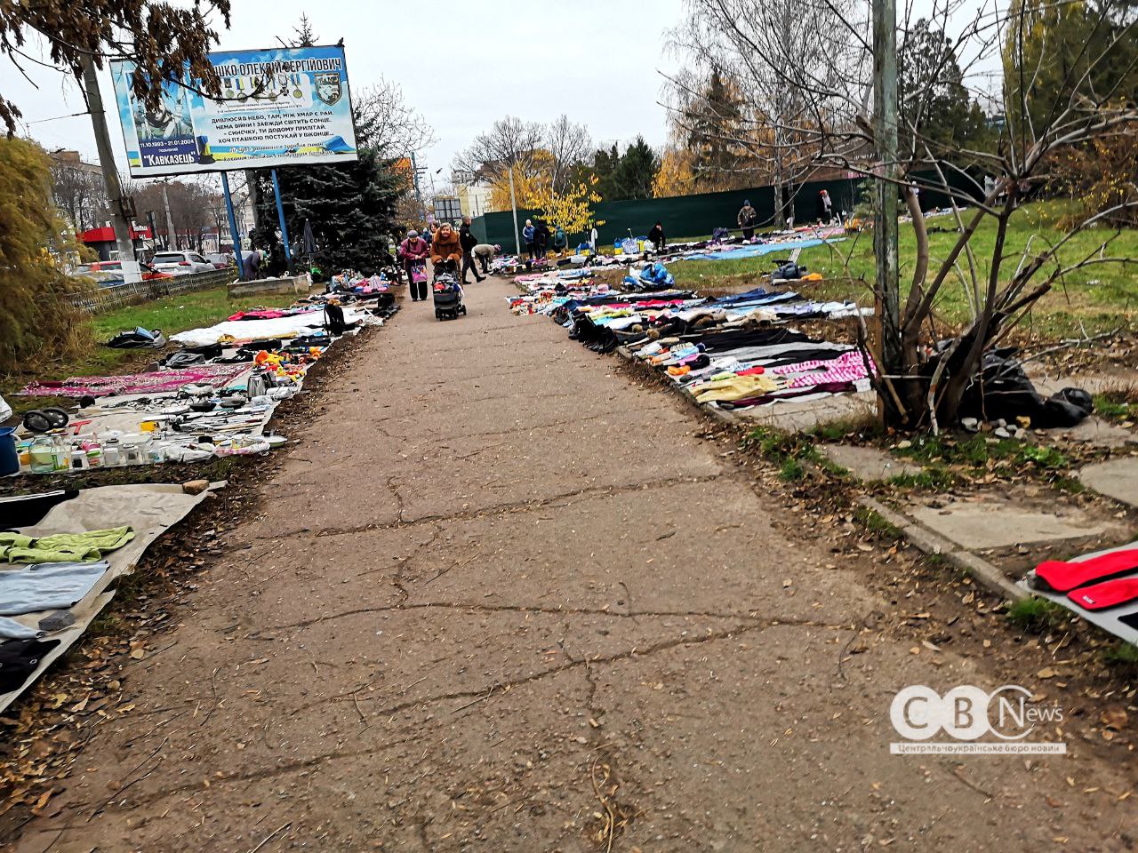 Біля парку Слави у Кропивницькому частину комунальної землі площею понад 0,33 га здали в оренду для будівництва супермаркету та закладу харчування.