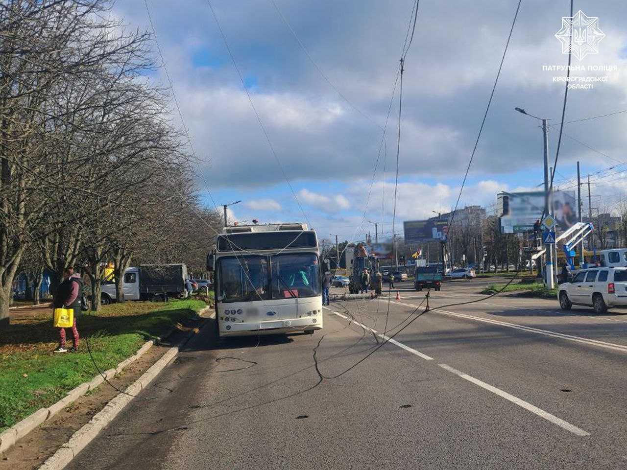 Тролейбус у Кропивницькому обірвав дроти та зачепив легковик