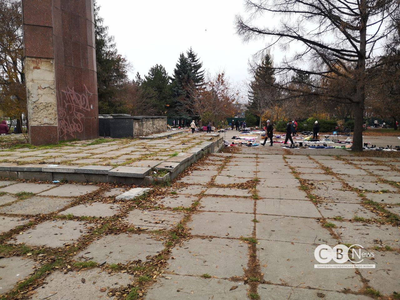 Біля парку Слави у Кропивницькому частину комунальної землі площею понад 0,33 га здали в оренду для будівництва супермаркету та закладу харчування.