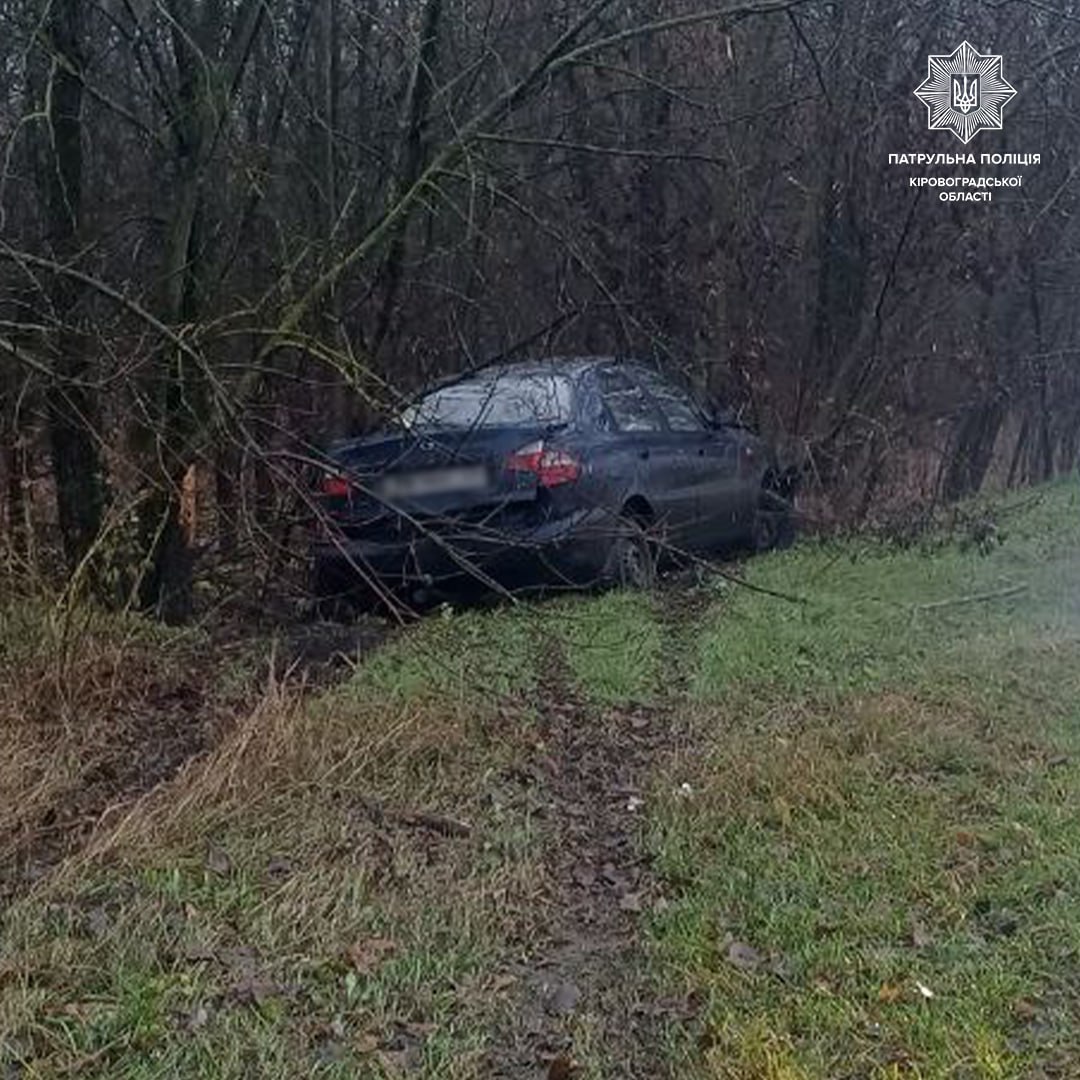 Від зіткнення з мікроавтобусом Lanos вилетів у кювет біля Кропивницького