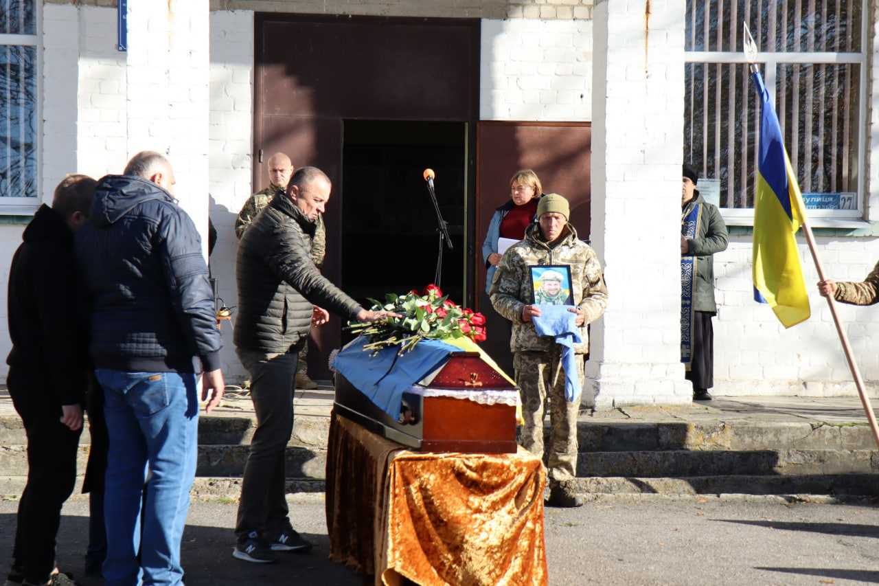 В Онуфріївській громаді попрощалися із загиблим молодшим сержантом