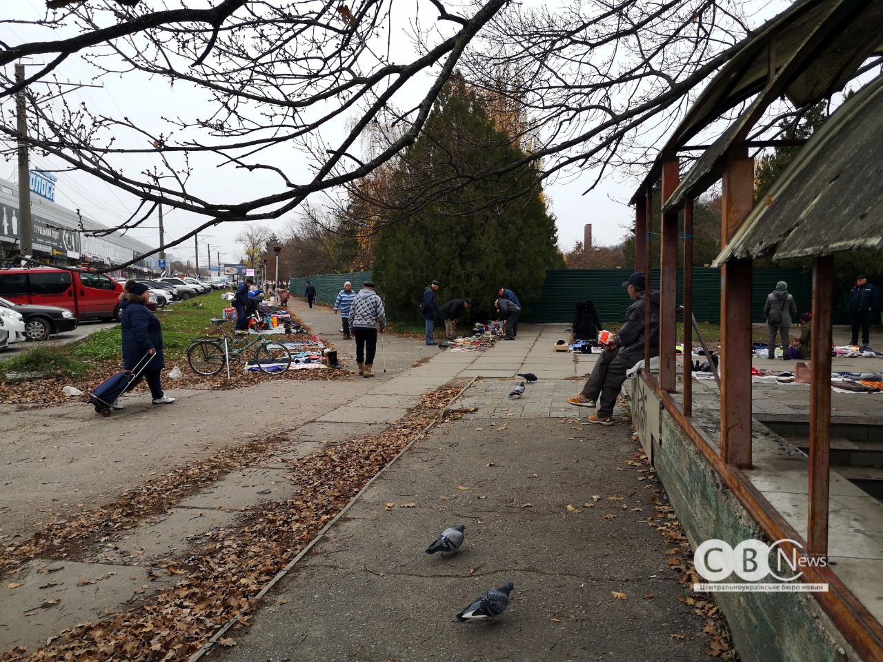 Біля парку Слави у Кропивницькому частину комунальної землі площею понад 0,33 га здали в оренду для будівництва супермаркету та закладу харчування.