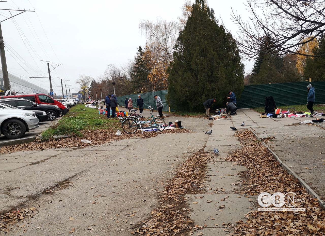 Біля парку Слави у Кропивницькому частину комунальної землі площею понад 0,33 га здали в оренду для будівництва супермаркету та закладу харчування.