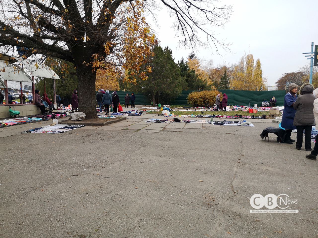 Біля парку Слави у Кропивницькому частину комунальної землі площею понад 0,33 га здали в оренду для будівництва супермаркету та закладу харчування.