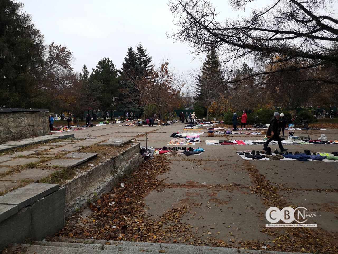 Біля парку Слави у Кропивницькому частину комунальної землі площею понад 0,33 га здали в оренду для будівництва супермаркету та закладу харчування.