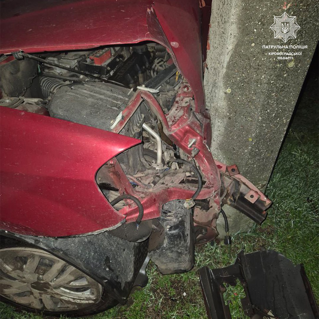 П'яна водійка врізалася в електроопору у Кропивницькому