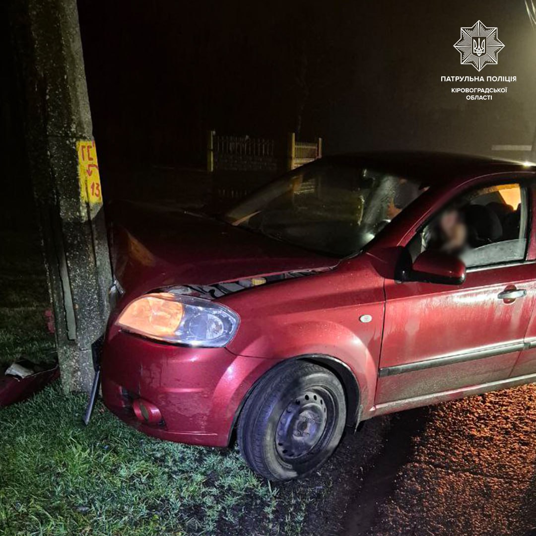 П'яна водійка врізалася в електроопору у Кропивницькому