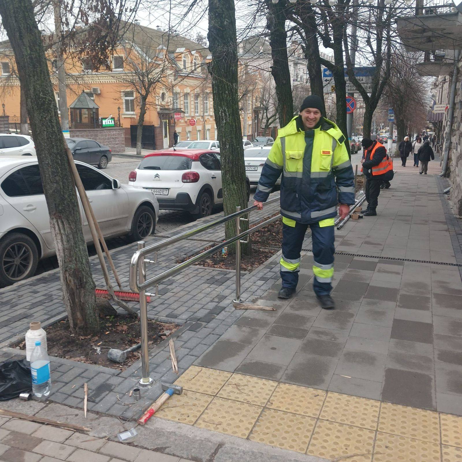 У Кропивницькому на тротуарах встановлюють поруччя - це частина облаштування безбар'єрного маршруту.