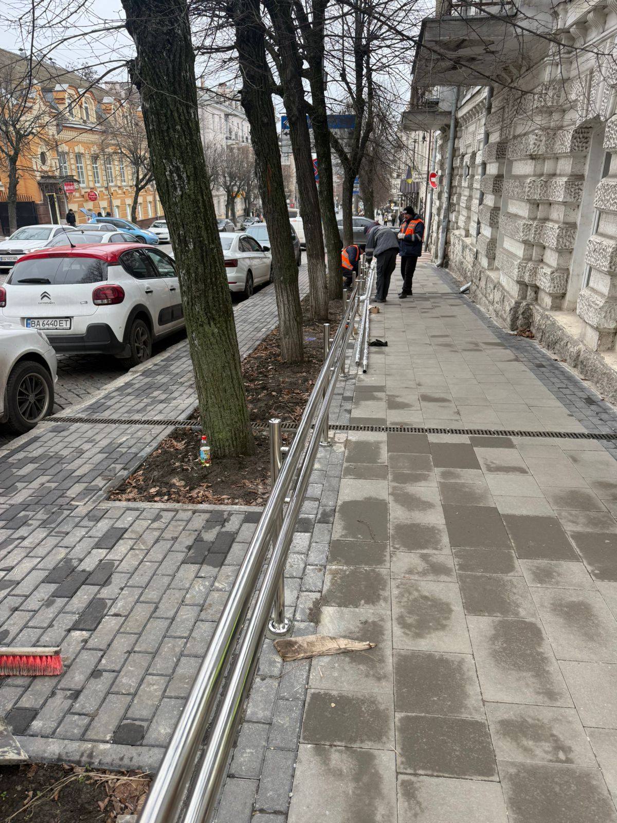 У Кропивницькому на тротуарах встановлюють поруччя - це частина облаштування безбар'єрного маршруту.