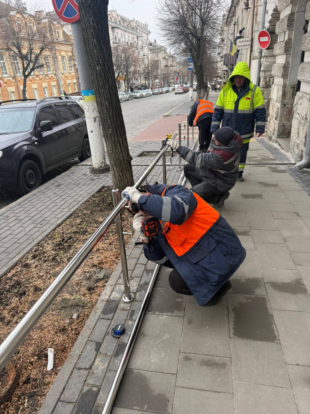 У Кропивницькому на тротуарах встановлюють поруччя - це частина облаштування безбар'єрного маршруту.