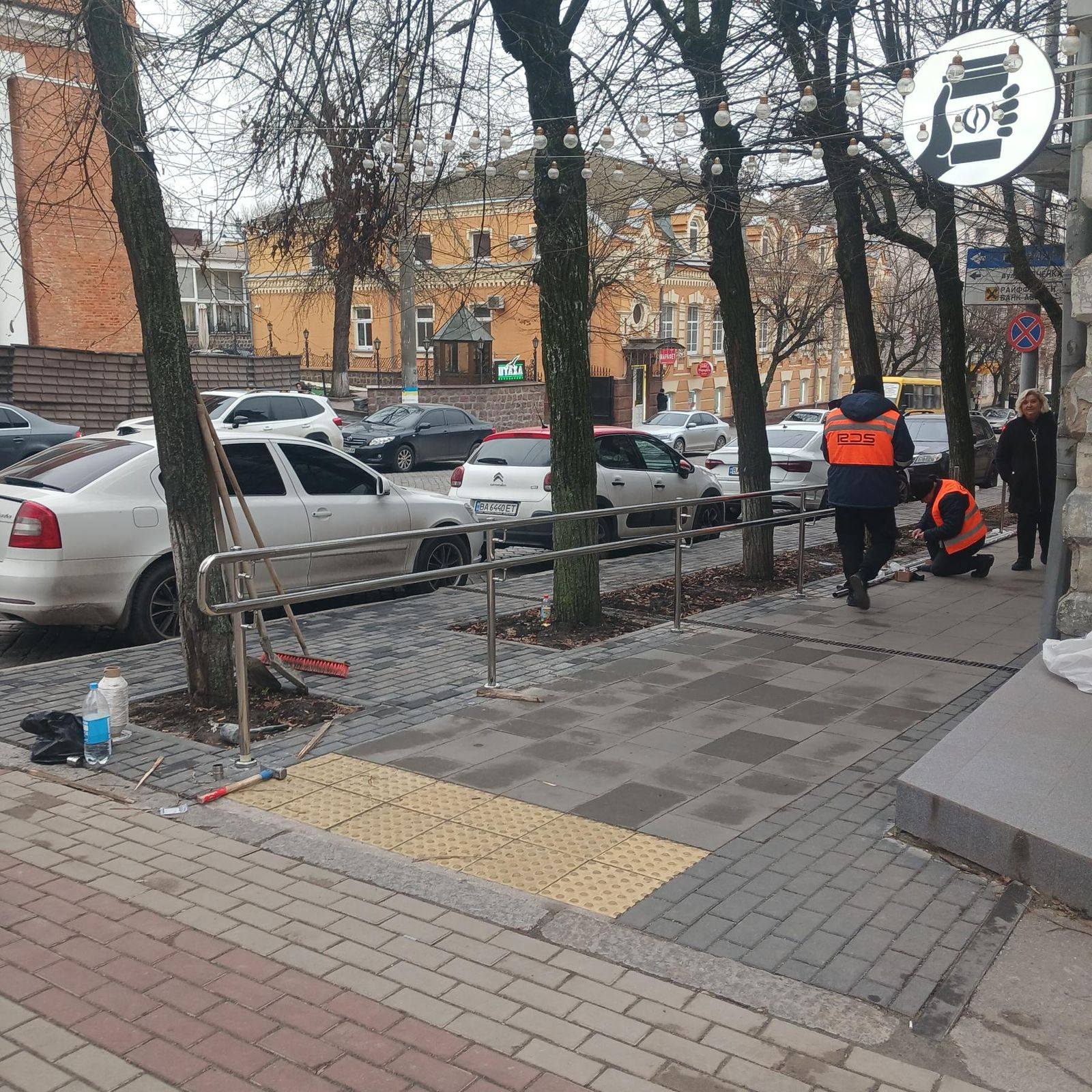 У Кропивницькому на тротуарах встановлюють поруччя - це частина облаштування безбар'єрного маршруту.