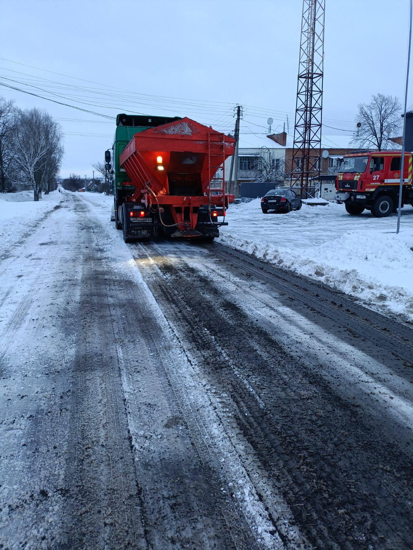 На Кіровоградщини спецтехніка розчистила дороги після снігопаду