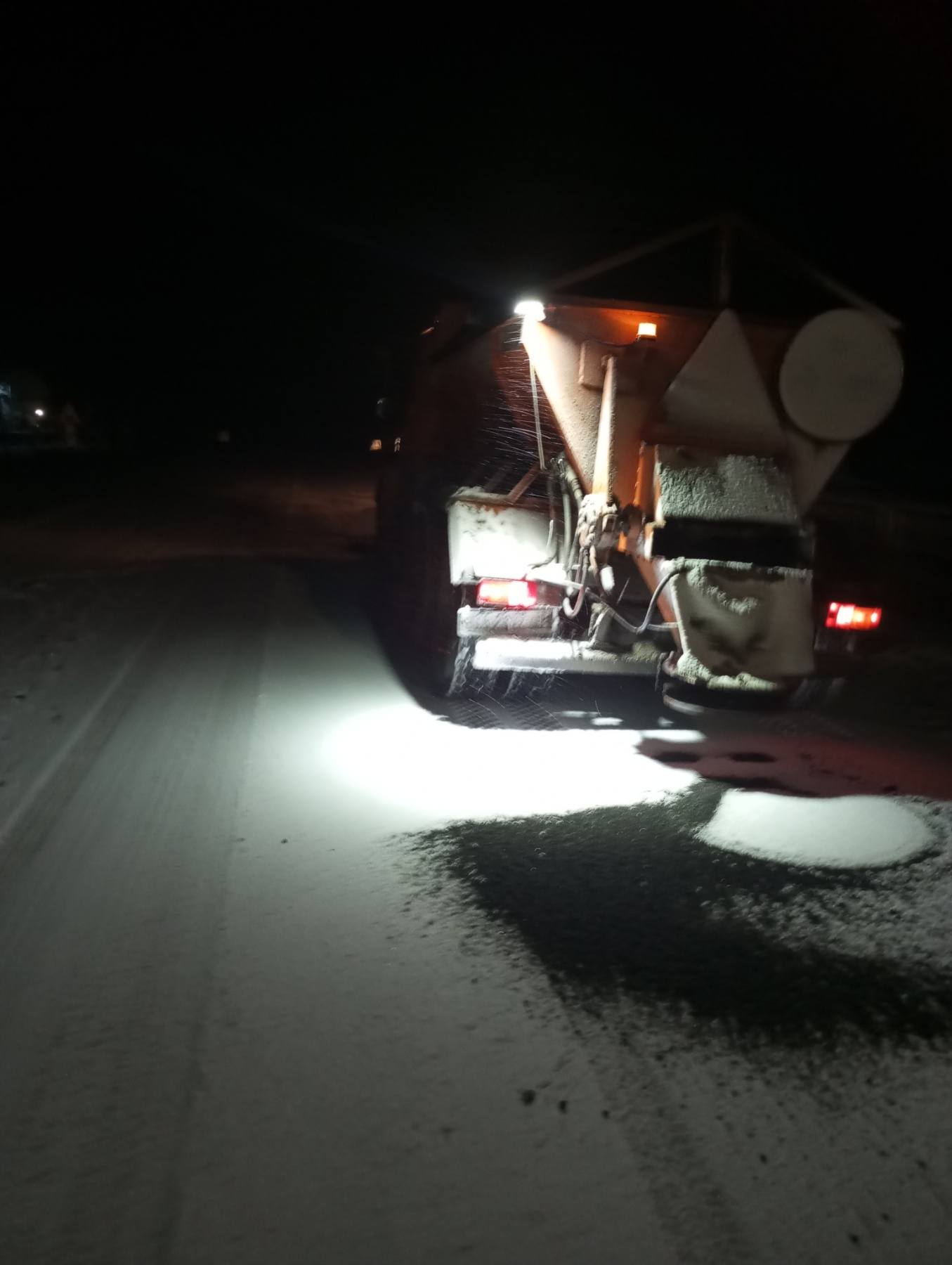 На Кіровоградщини спецтехніка розчистила дороги після снігопаду