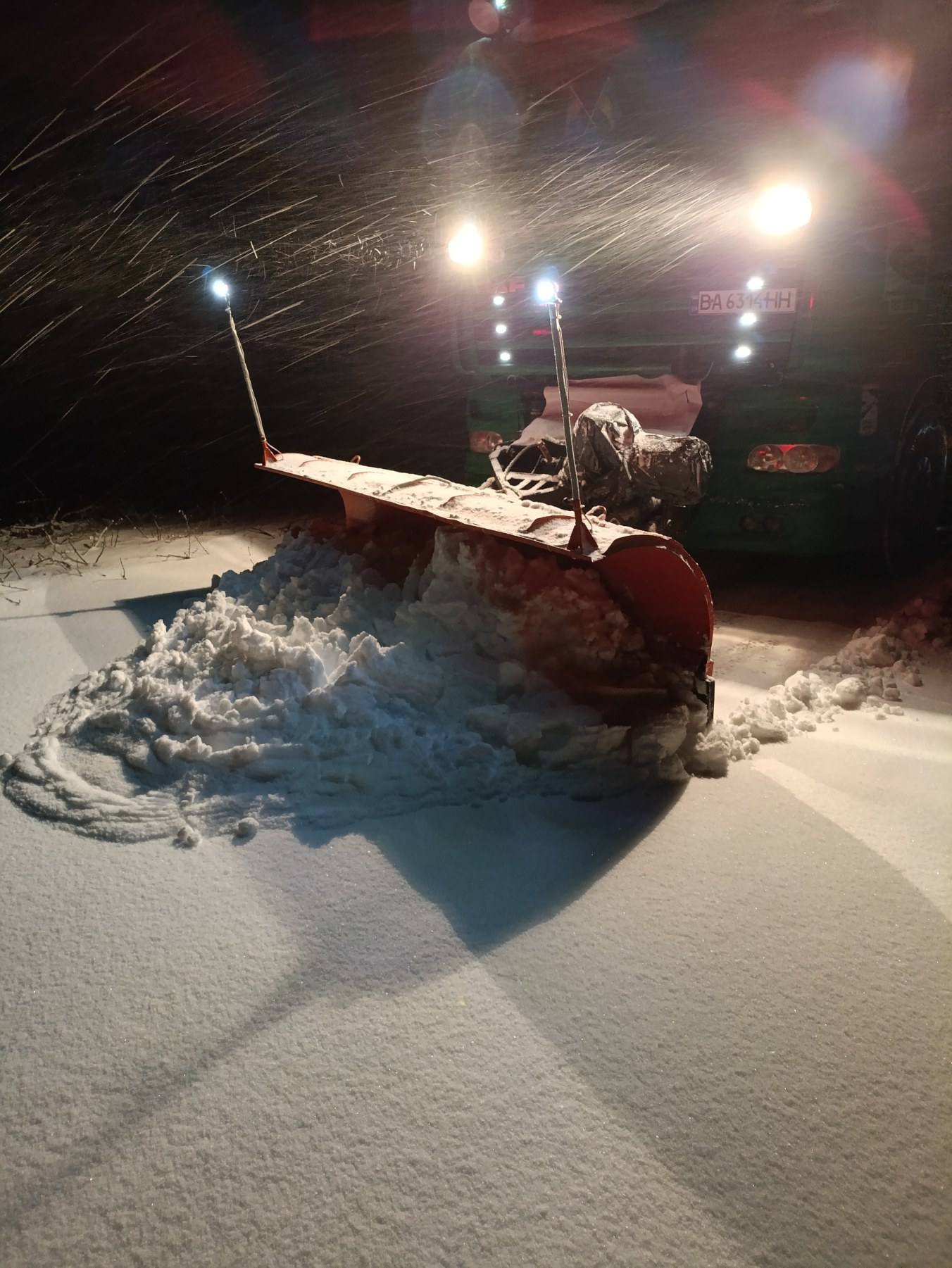На Кіровоградщини спецтехніка розчистила дороги після снігопаду