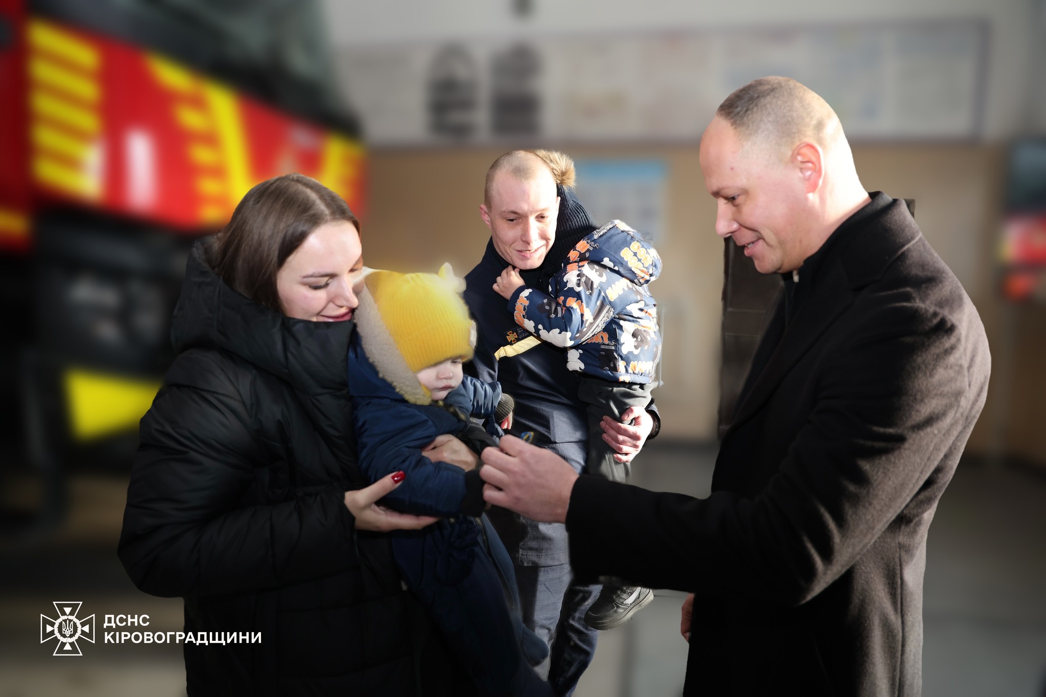 Ключі від службових квартир вручили двом родинам рятувальників у Долинській 