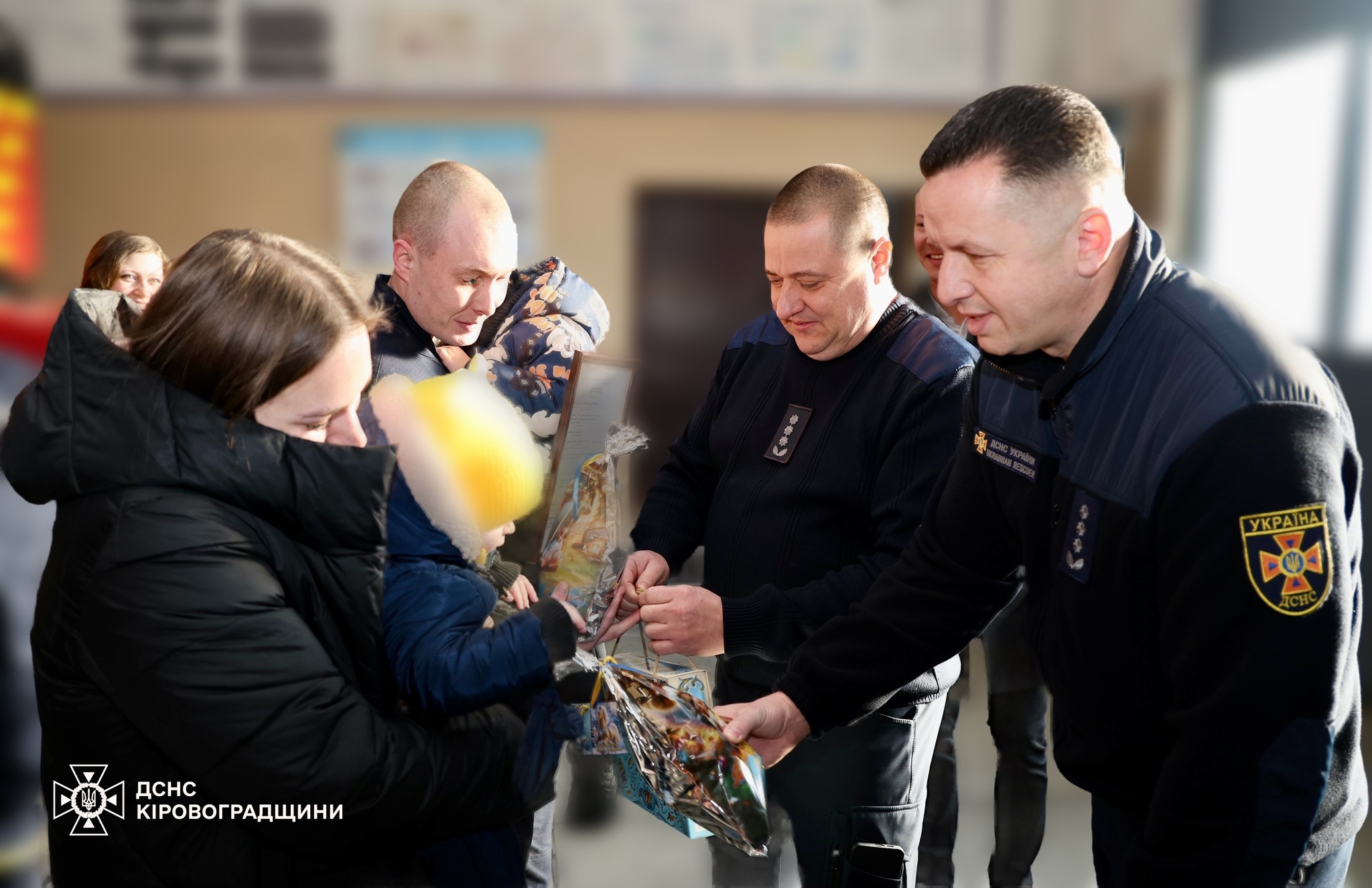 Ключі від службових квартир вручили двом родинам рятувальників у Долинській 