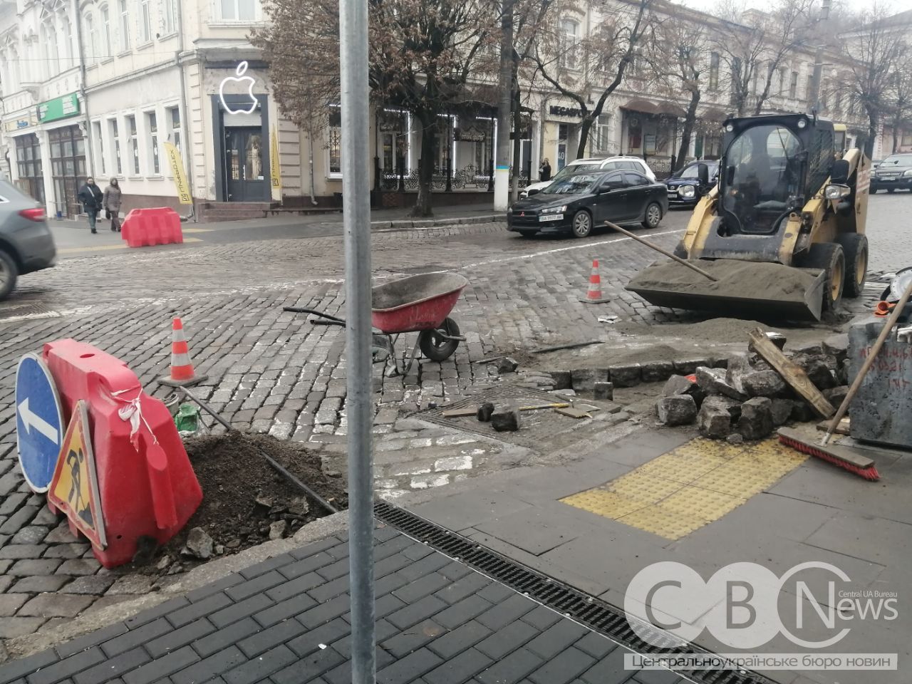 На перехресті у середмісті Кропивницького перекладають історичну бруківку 