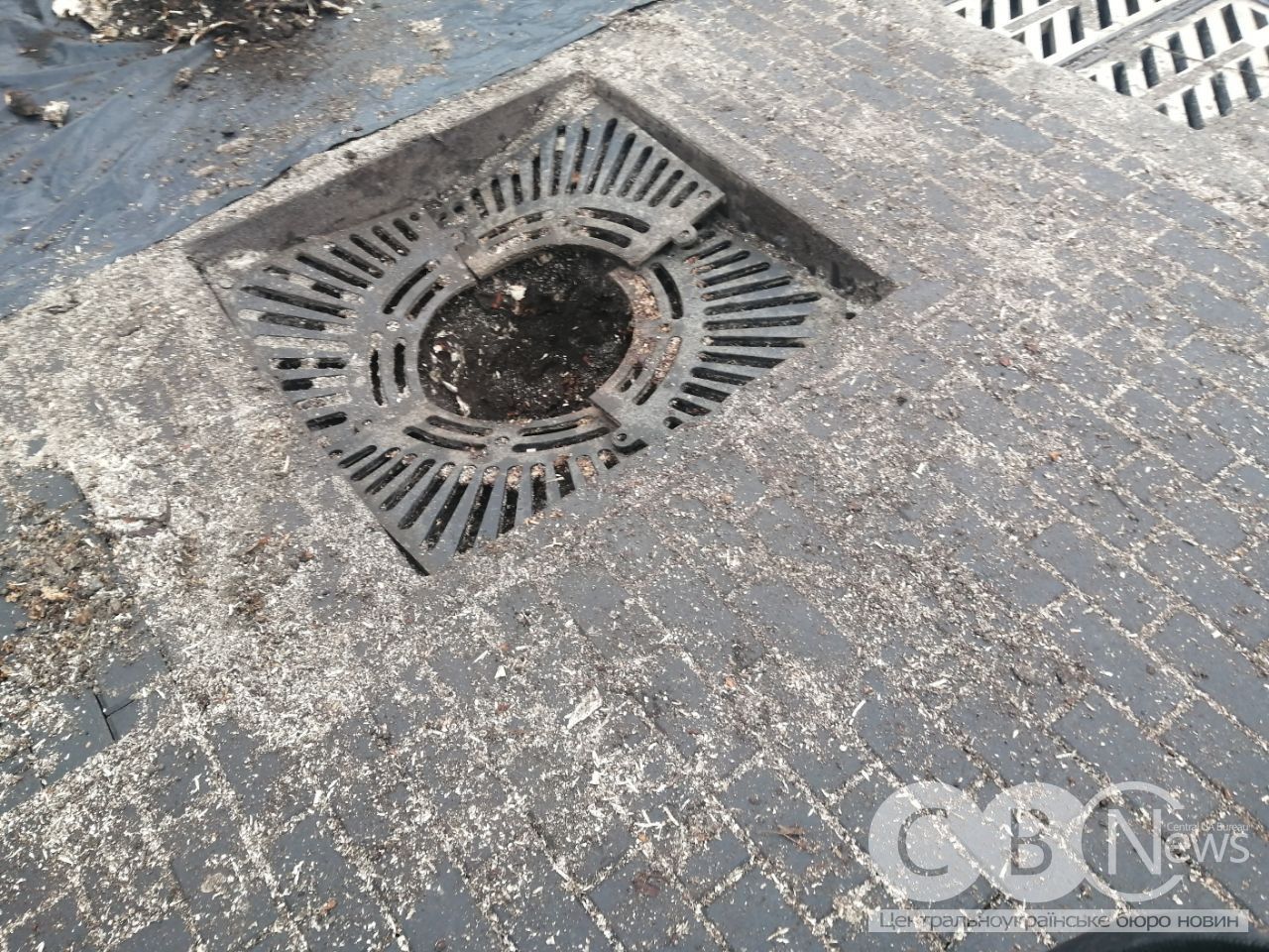 На перехресті у середмісті Кропивницького перекладають історичну бруківку 