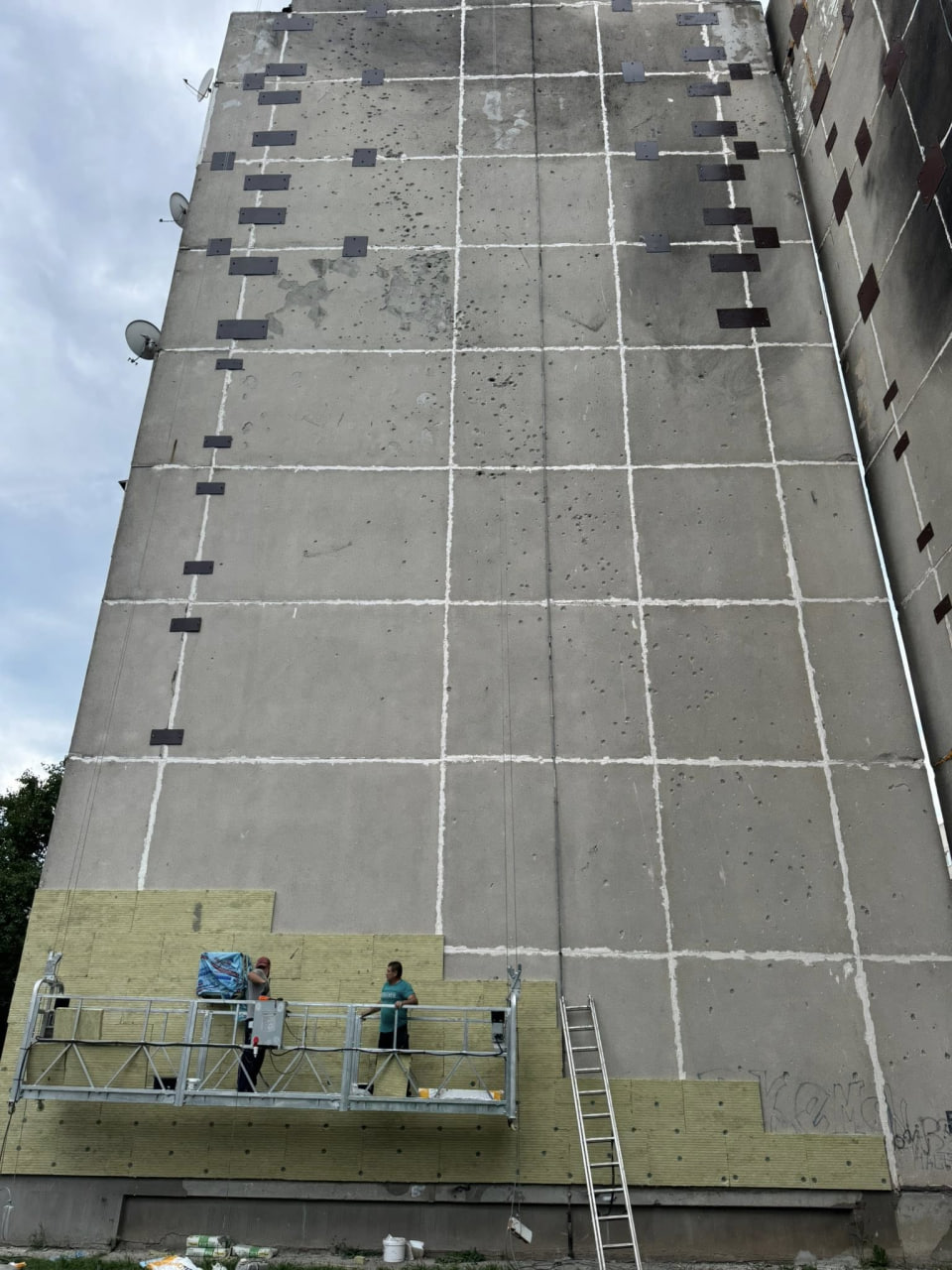 Ушкоджену після обстрілу багатоповерхівку в Долинській відновили