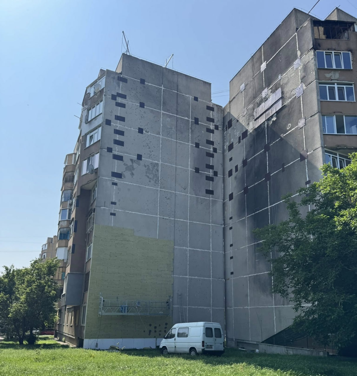 Ушкоджену після обстрілу багатоповерхівку в Долинській відновили