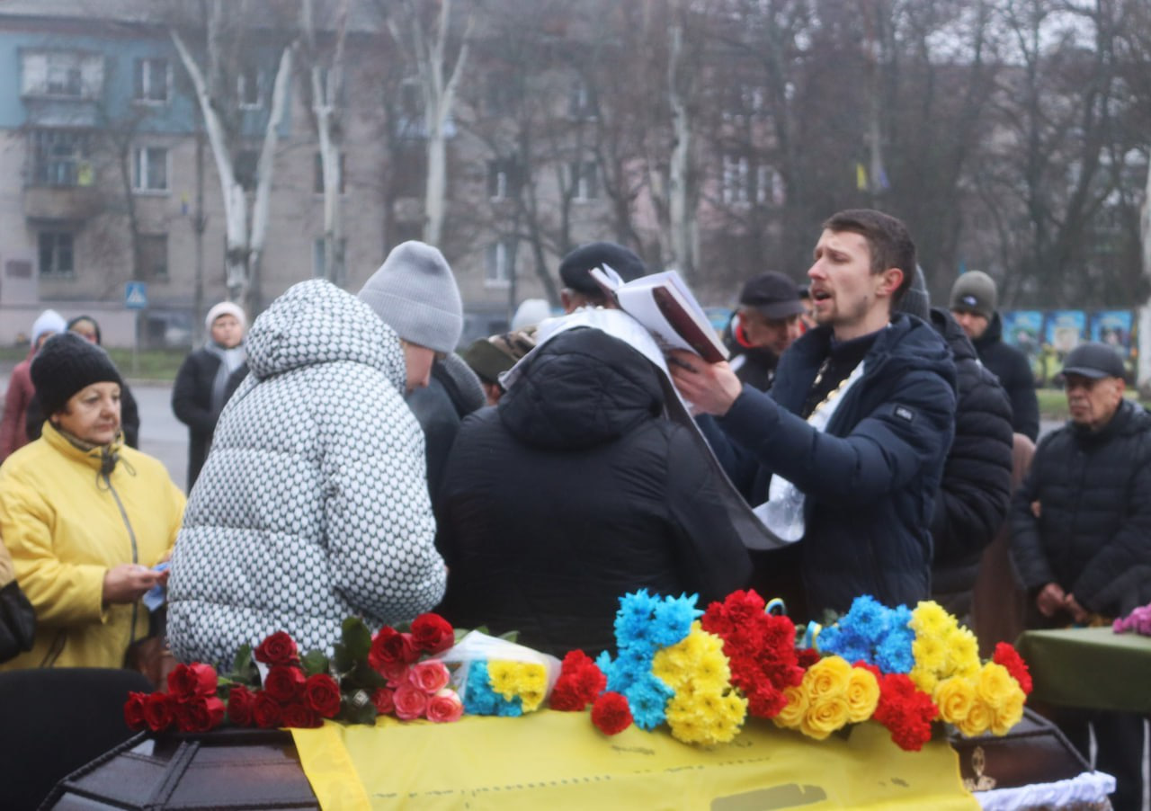 Із загиблим військовим Михайлом Плахотним попрощалися у Світловодську.