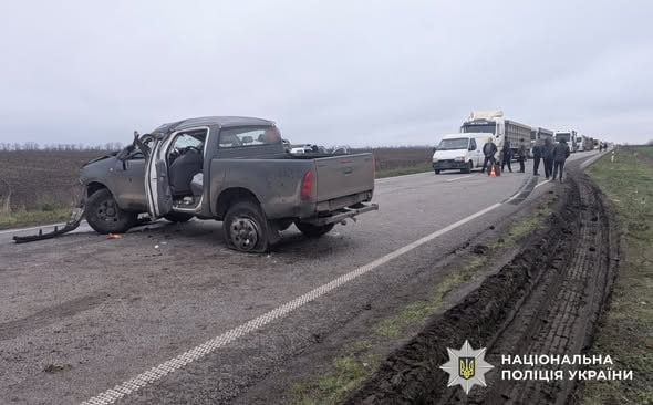 Поблизу Долинської перекинувся пікап: двоє людей травмувались