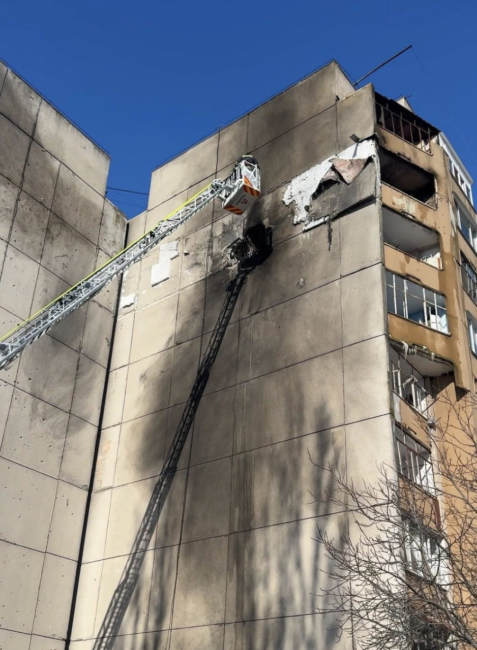 Ушкоджену після обстрілу багатоповерхівку в Долинській відновили