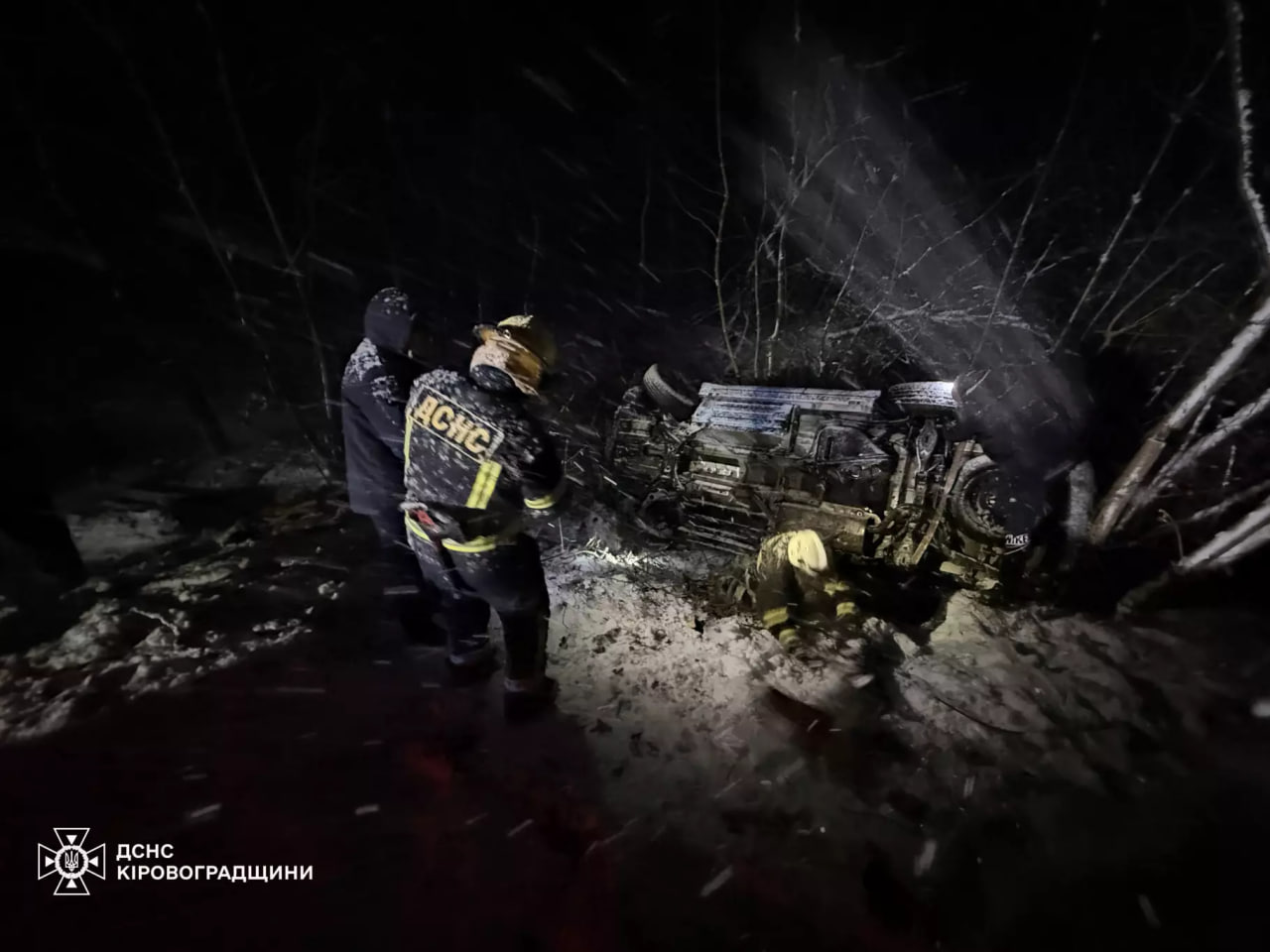 Сім разів за добу рятувальники витягали авто після ДТП на Кіровоградщині