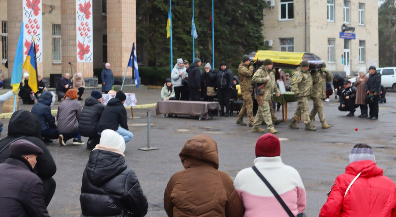 Із загиблим військовим Михайлом Плахотним попрощалися у Світловодську.