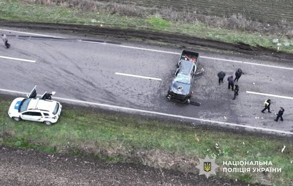 Поблизу Долинської перекинувся пікап: двоє людей травмувались