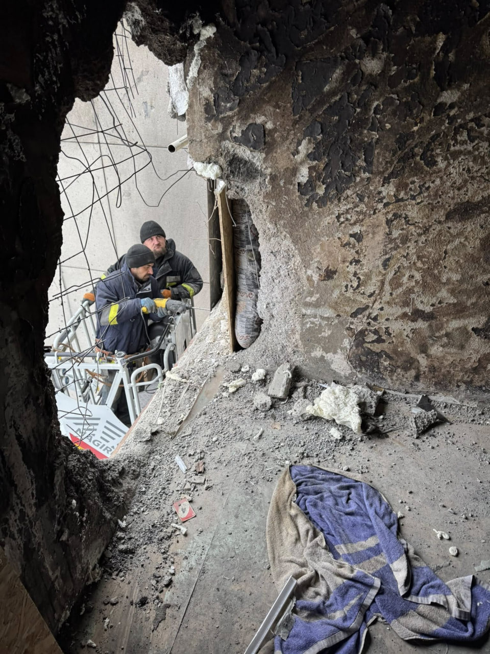 Ушкоджену після обстрілу багатоповерхівку в Долинській відновили