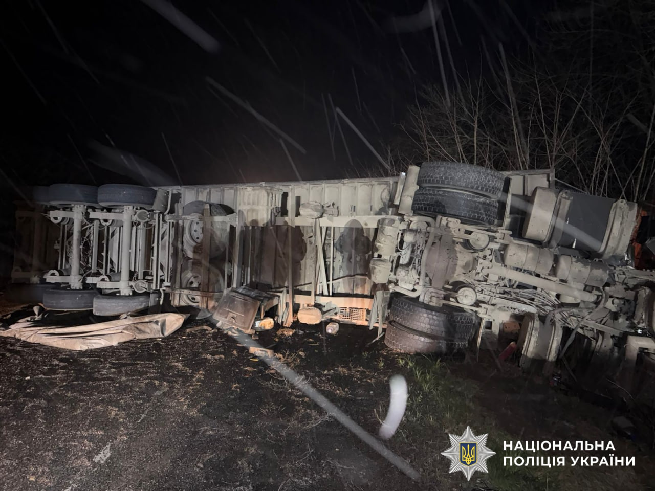 Обох водіїв госпіталізували: правоохоронці повідомили деталі ДТП з вантажівкою на Кропивниччині