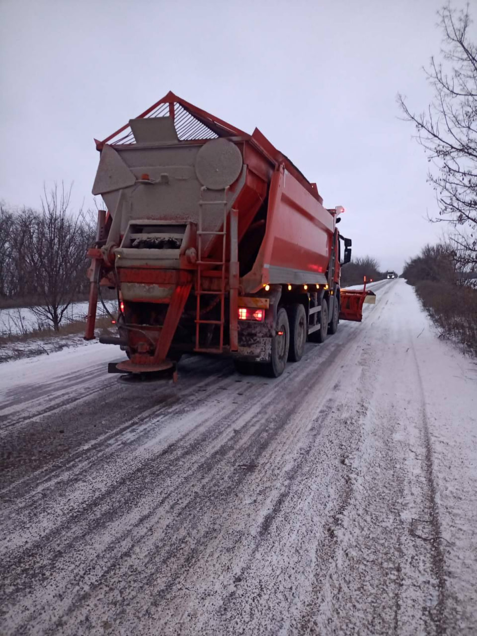 Понад 90 одиниць техніки розчищали дороги Кіровоградщини від снігу