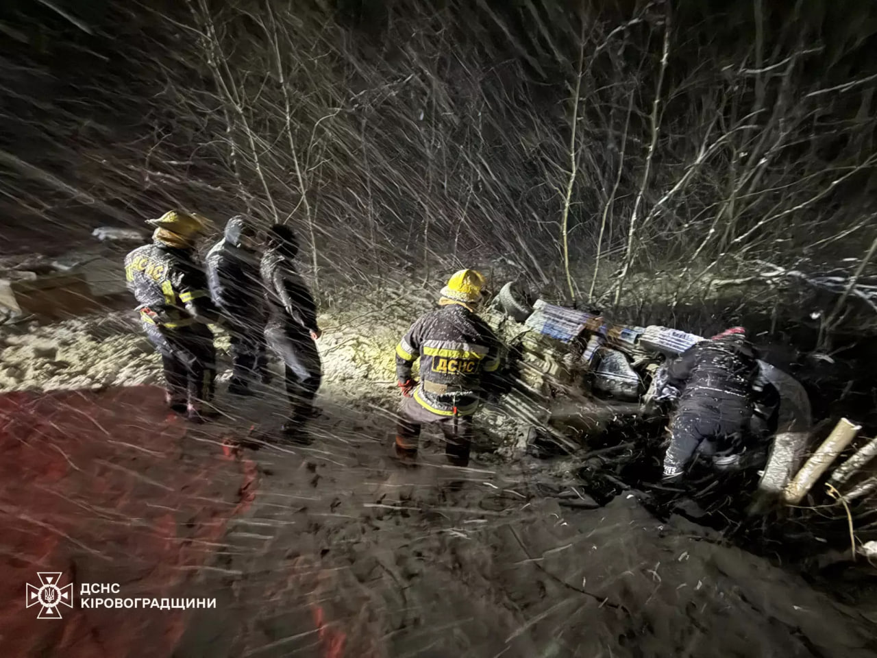 Сім разів за добу рятувальники витягали авто після ДТП на Кіровоградщині