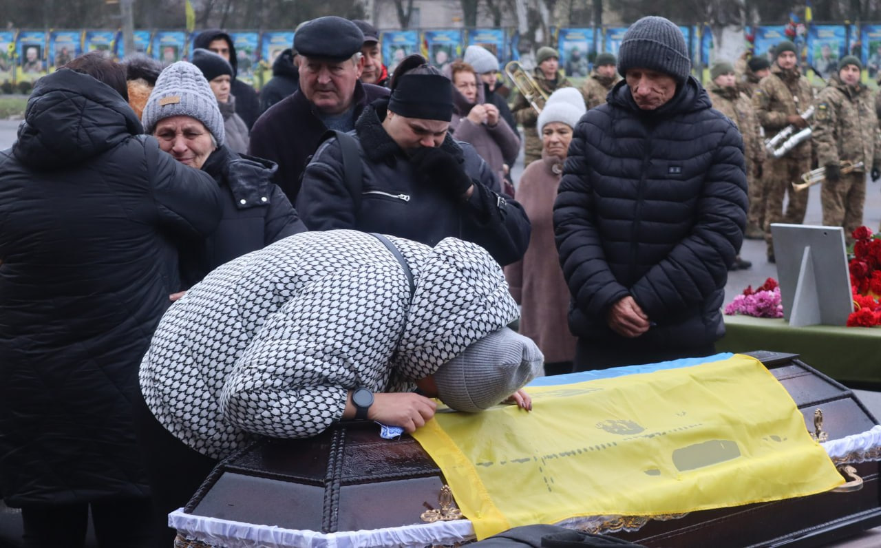 Із загиблим військовим Михайлом Плахотним попрощалися у Світловодську.