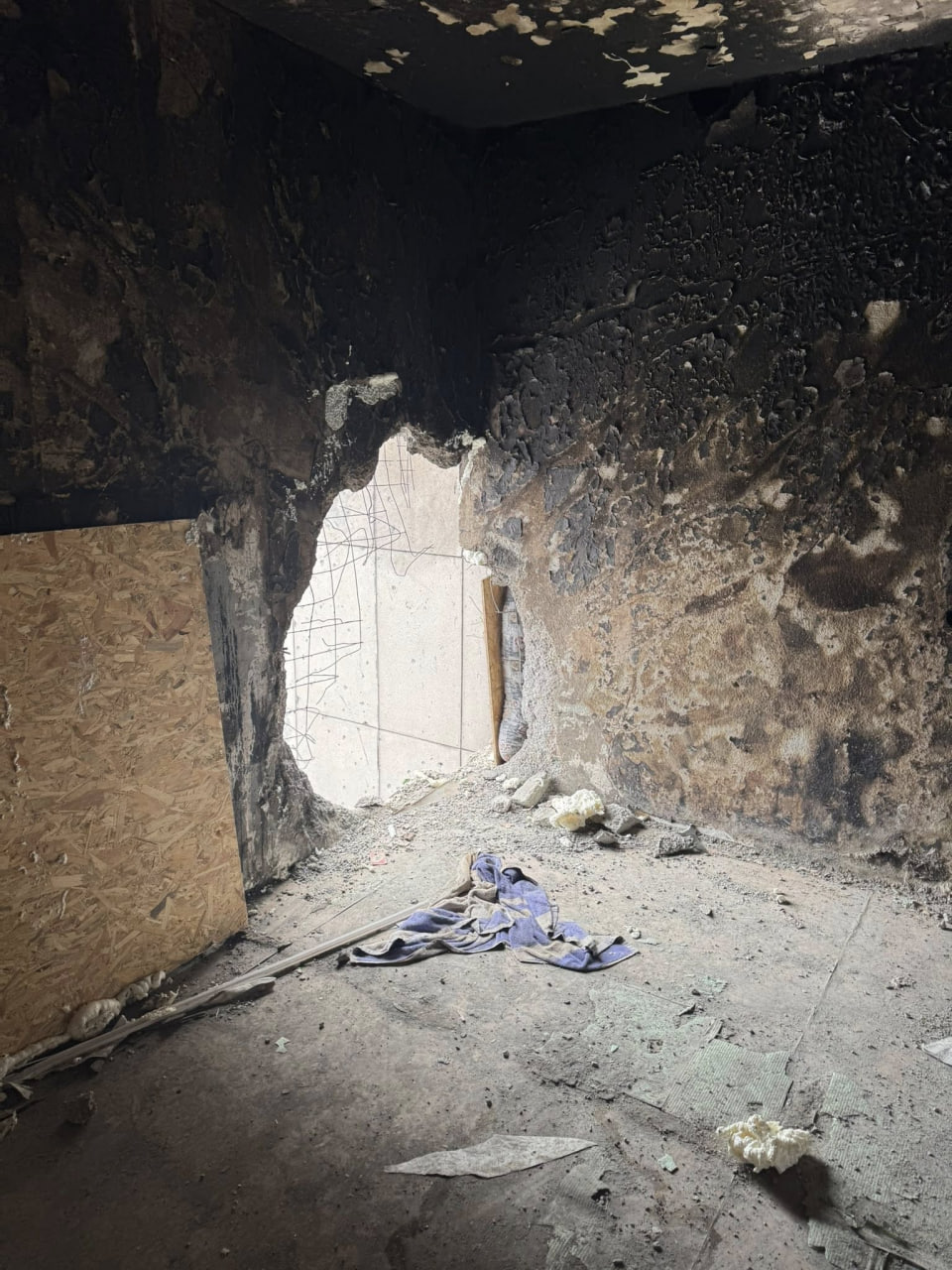 Ушкоджену після обстрілу багатоповерхівку в Долинській відновили