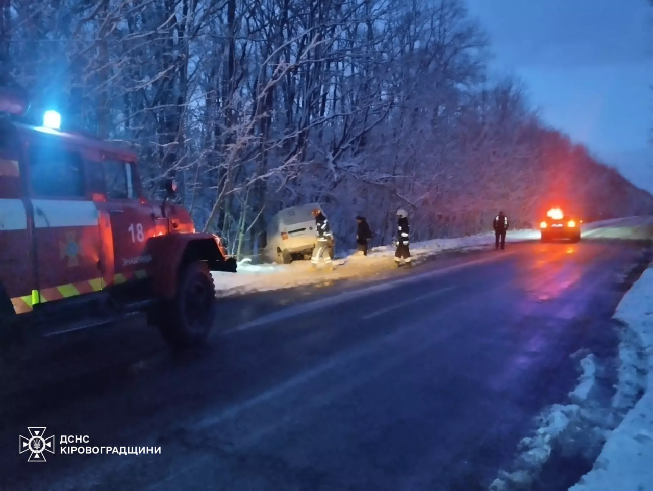 Сім разів за добу рятувальники витягали авто після ДТП на Кіровоградщині