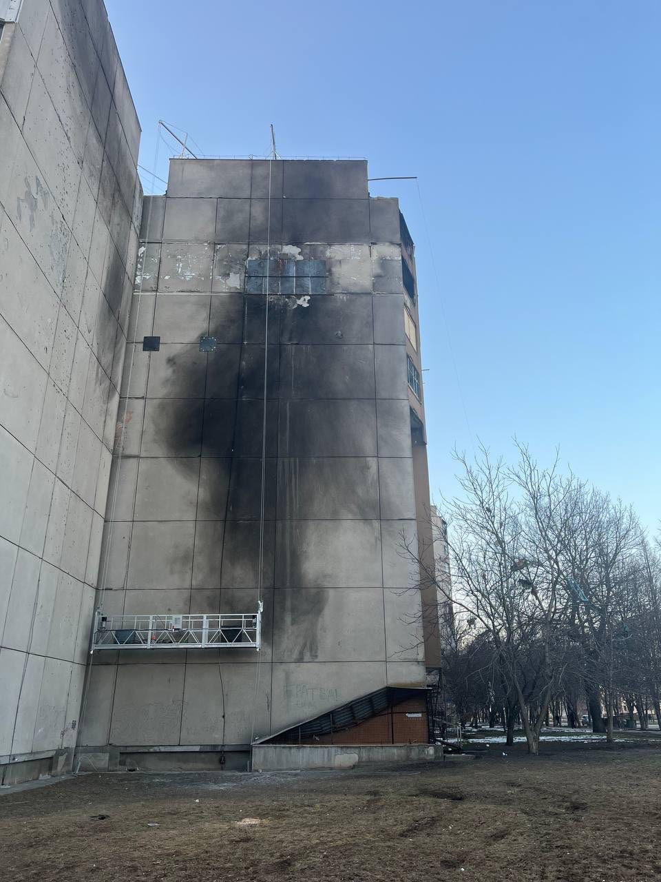 Ушкоджену після обстрілу багатоповерхівку в Долинській відновили