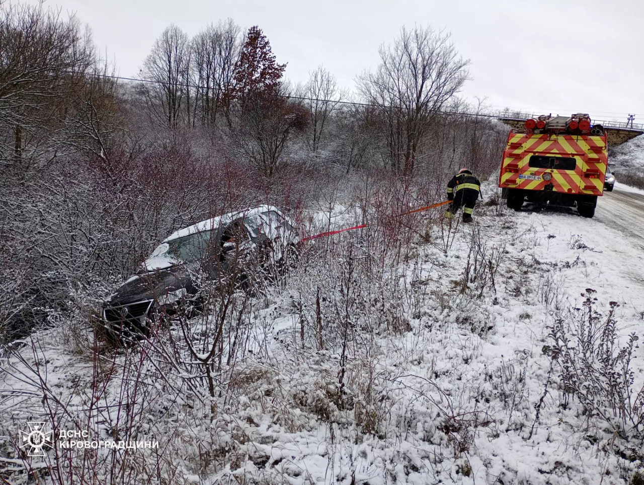 Сім разів за добу рятувальники витягали авто після ДТП на Кіровоградщині