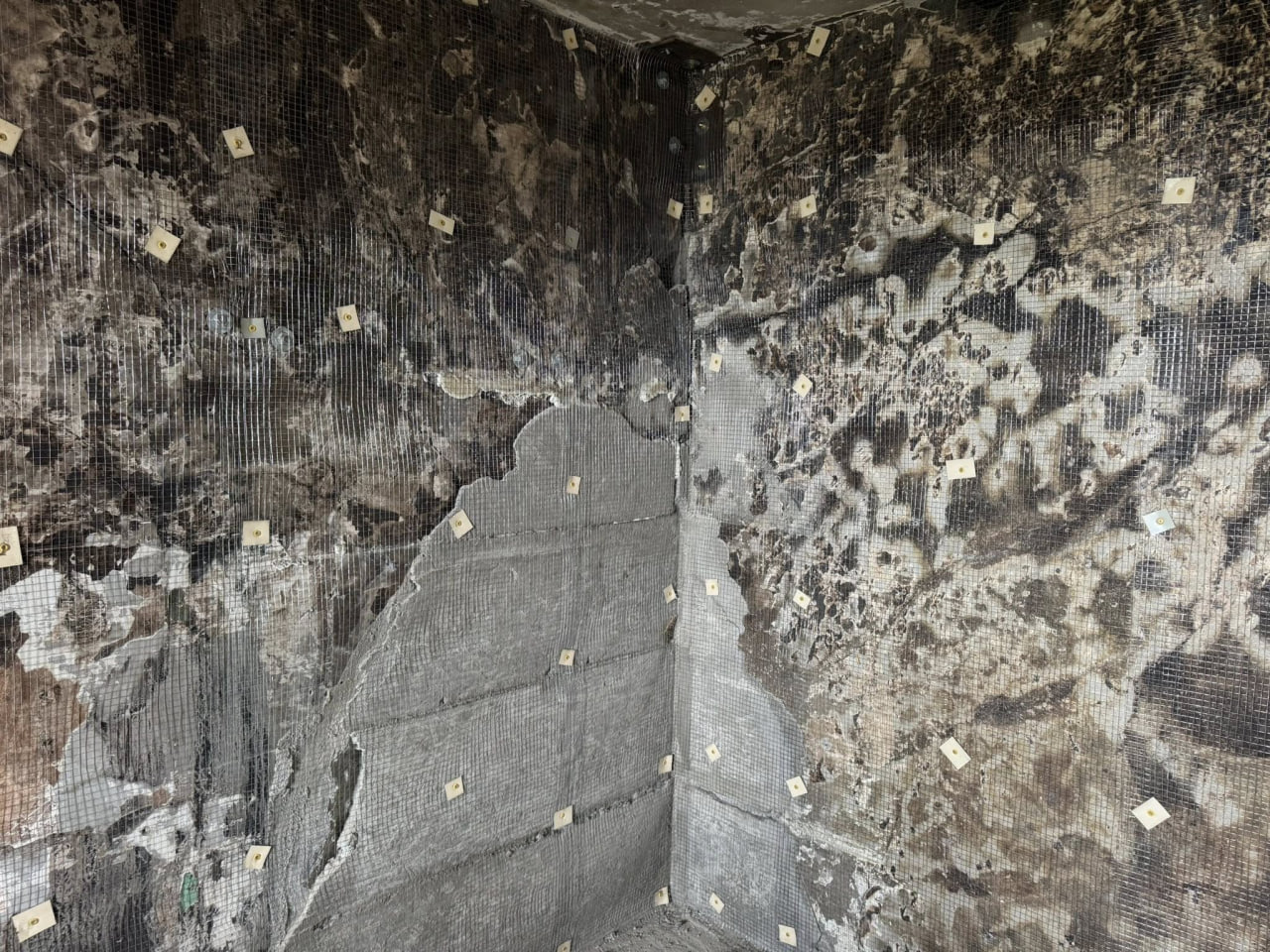 Ушкоджену після обстрілу багатоповерхівку в Долинській відновили