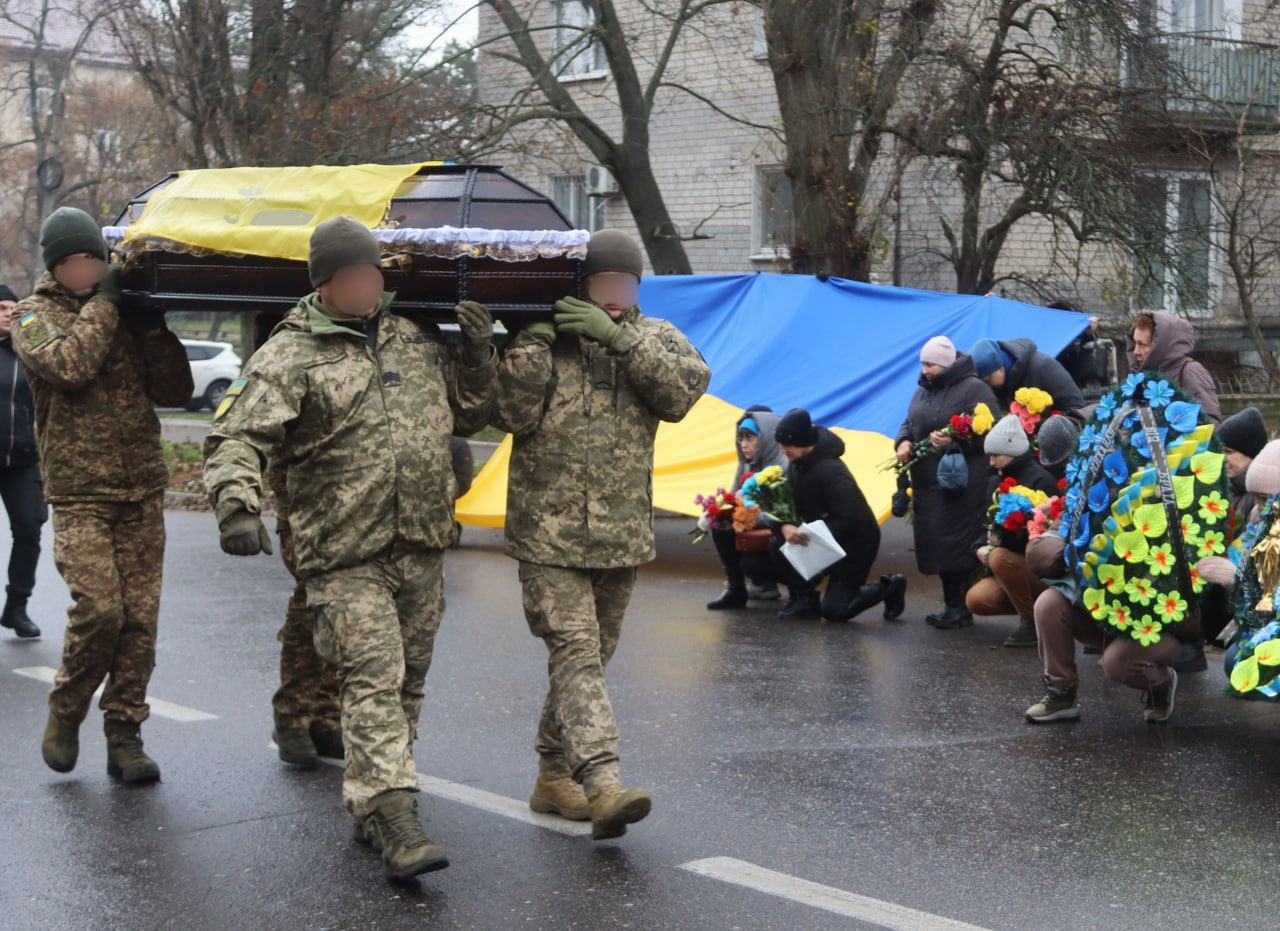 Із загиблим військовим Михайлом Плахотним попрощалися у Світловодську.