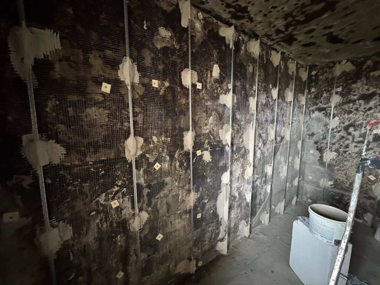 Ушкоджену після обстрілу багатоповерхівку в Долинській відновили