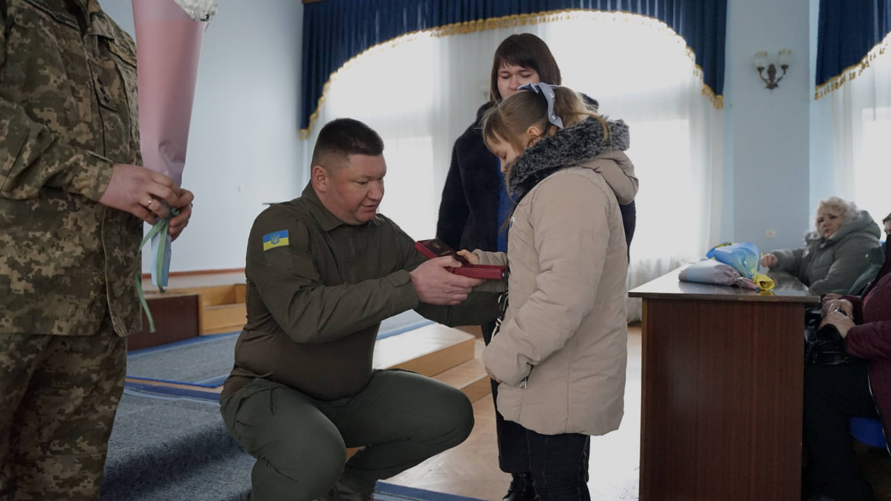 Державні нагороди військовим та рідним загиблих захисників передали на Кіровоградщині