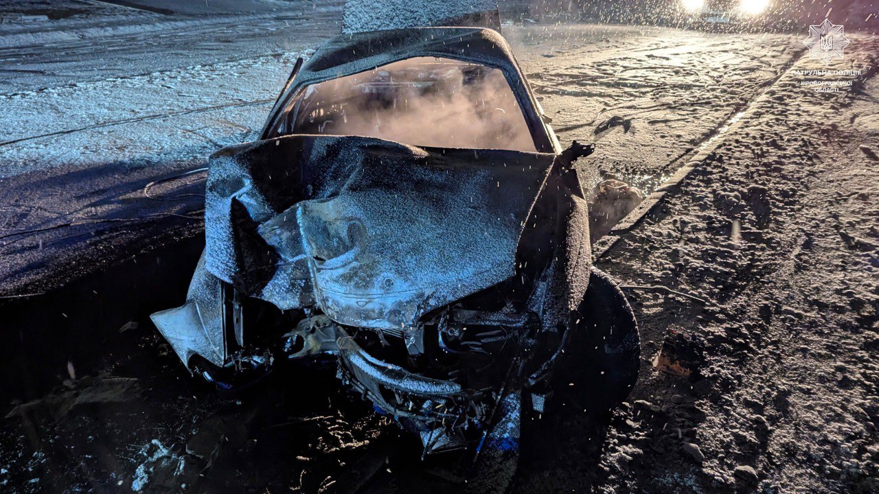 У Кропивницькому водій врізався в огорожу стоянки та втік, поки горіла автівка