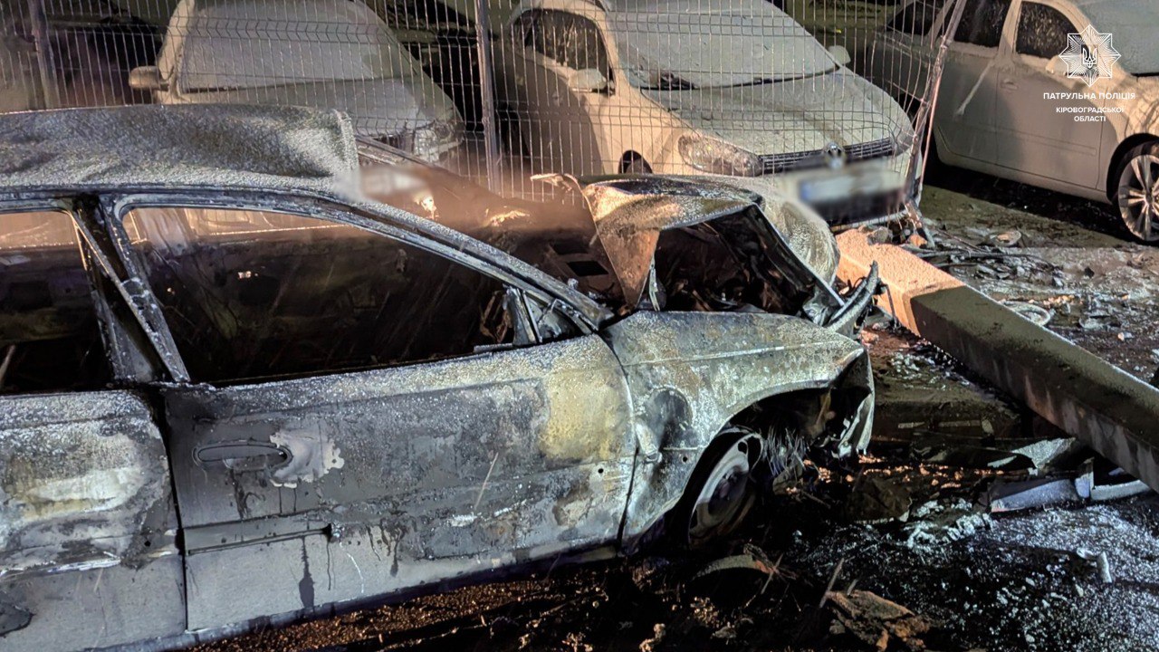 У Кропивницькому водій врізався в огорожу стоянки та втік, поки горіла автівка