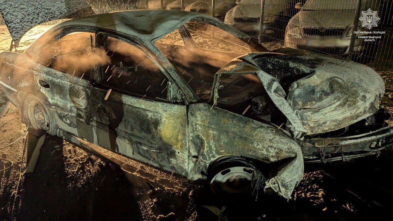 У Кропивницькому водій врізався в огорожу стоянки та втік, поки горіла автівка