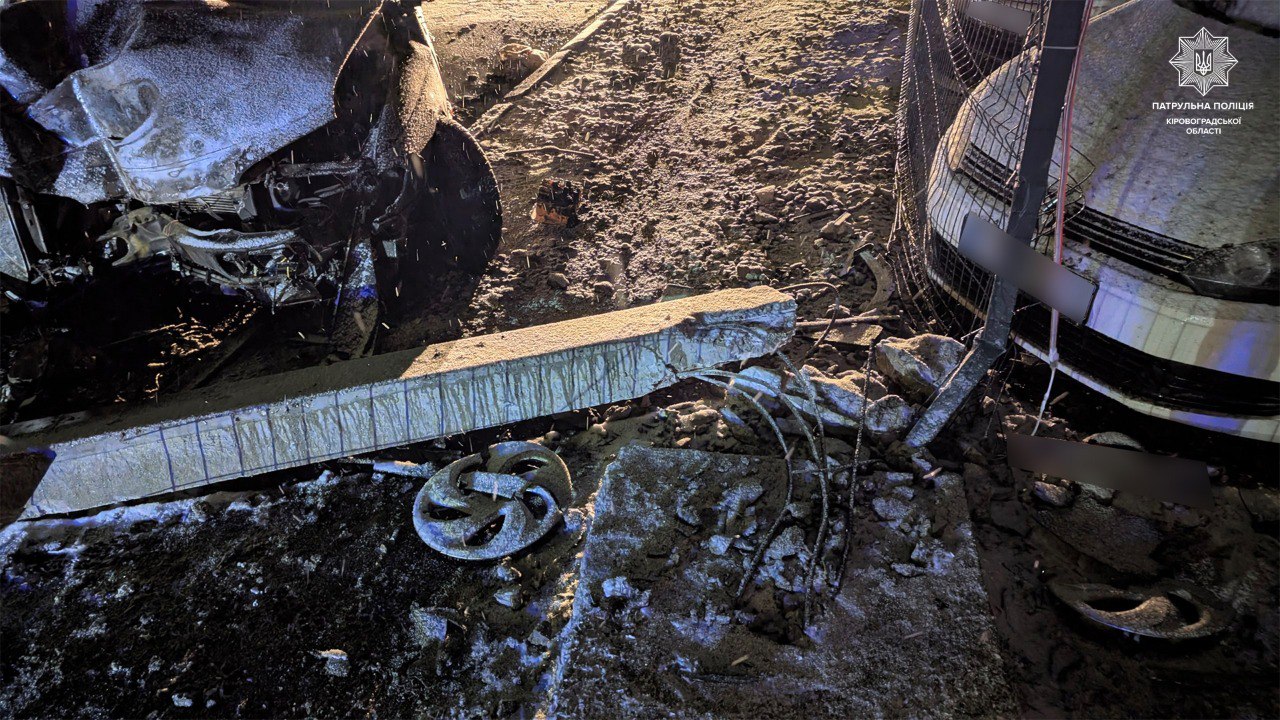 У Кропивницькому водій врізався в огорожу стоянки та втік, поки горіла автівка